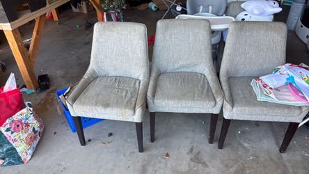 4 kitchen table chairs. Dirty but free