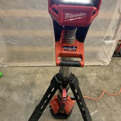 Milwaukee Tripod Light/charger 