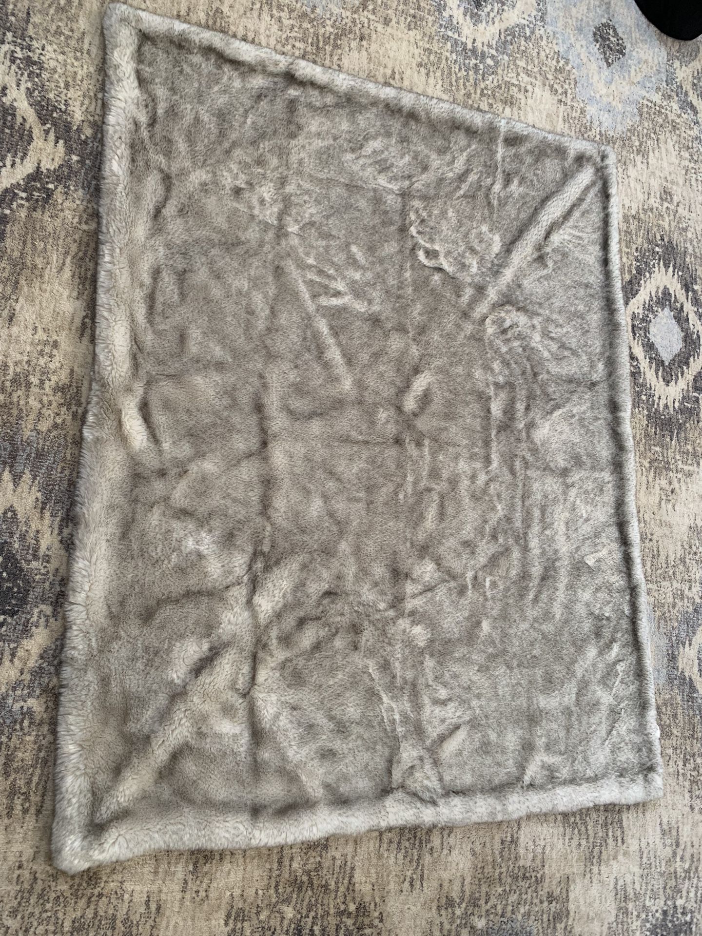 ARTISAN de LUXE HOME Plush Blanket 49”X63”