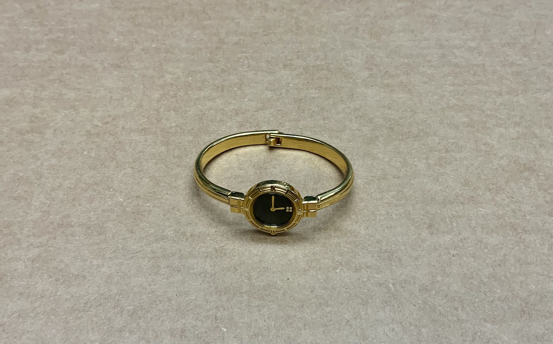YSL 5920-H12107 Womans Gold Plated Black Dial Two Hand Vintage Watch Wristwatch Timepiece Luxury Brand Roman Numbers Bangle Band Fashion