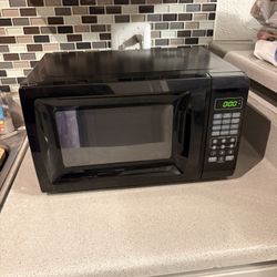 Walmart 700W Countertop Microwave – Works Great