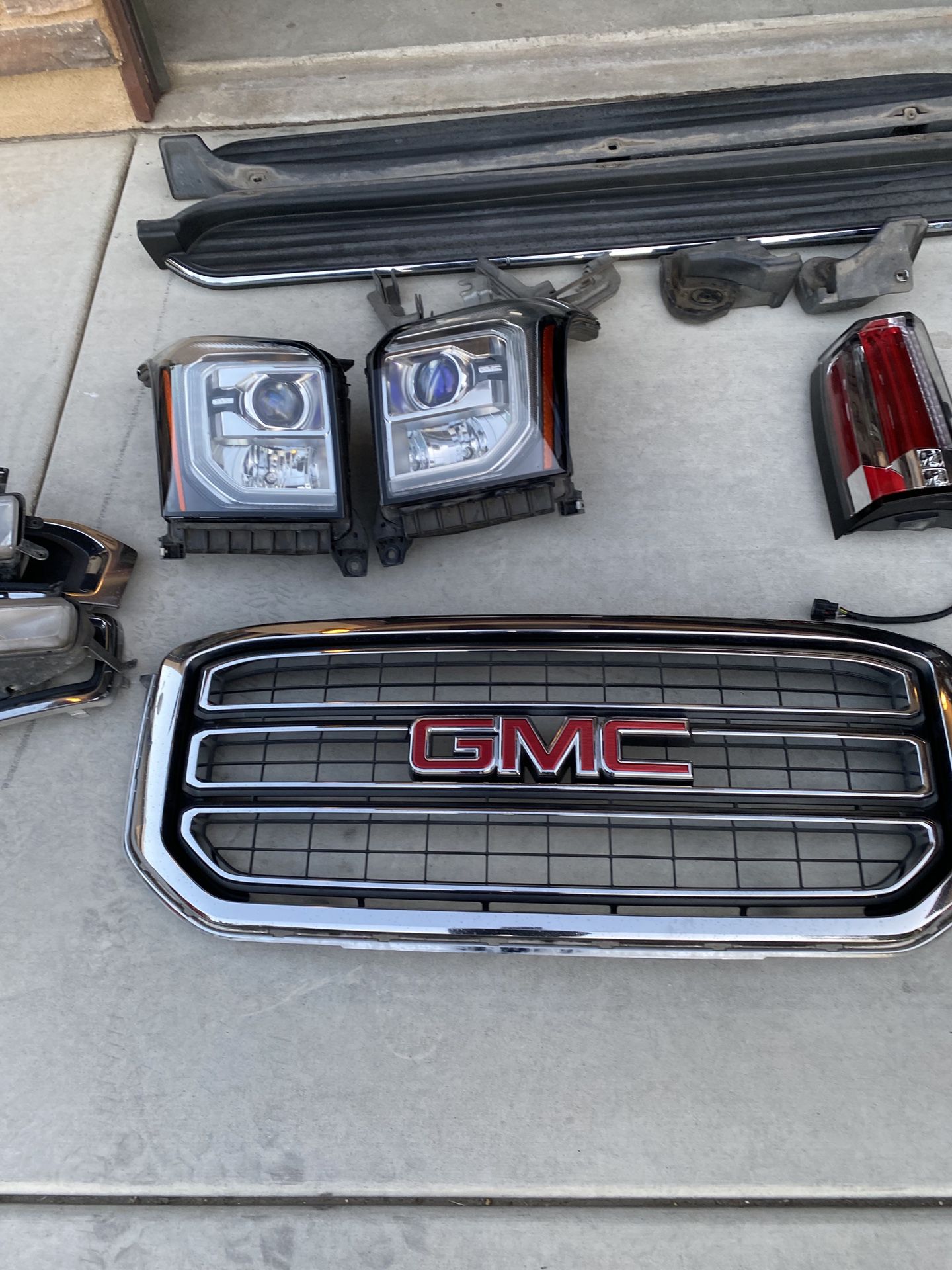 Misc auto parts off a 2015 GMC YUKON SLT. $100 per set pieces or $300 for all parts OBO. All parts are in good working order.