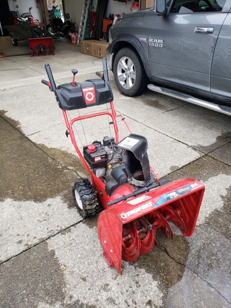 TroyBilt Snowblower 24" Electric Start for Sale in Mentor, OH OfferUp