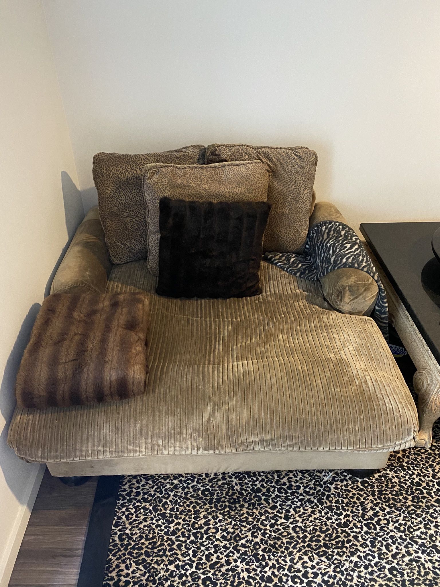 EXPRESSIONS OVERSIZED CHAIR