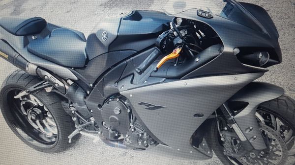Black2008 yamaha r1