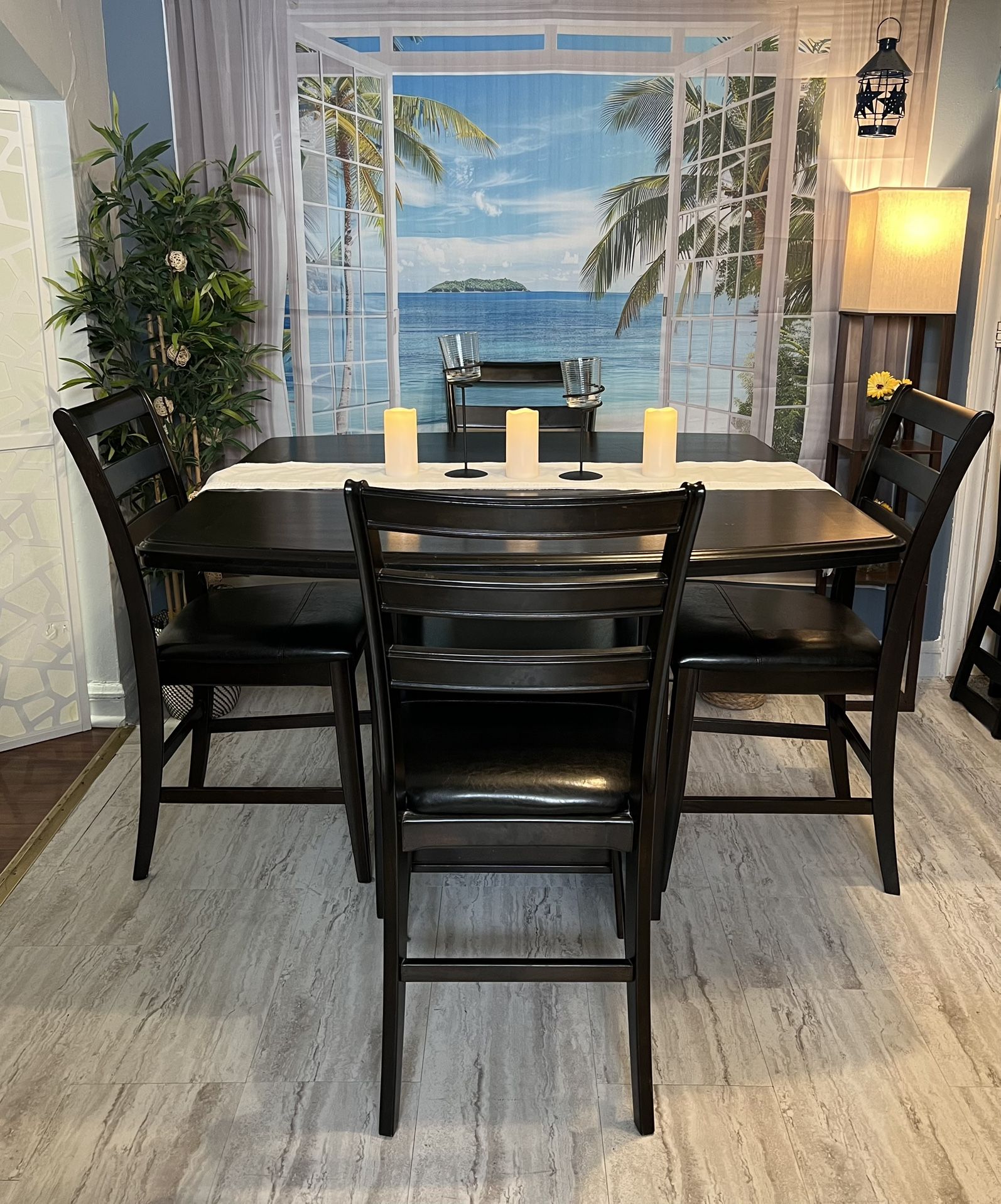 Beautiful Height Dining Set Good Condition!! Table With Storage and 4 Chairs! I can Deliver.