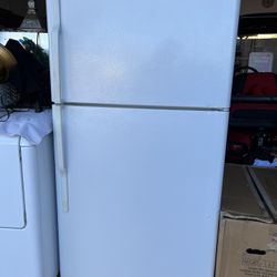 $250 White Refrigerator With Ice Maker Good Working Condition 