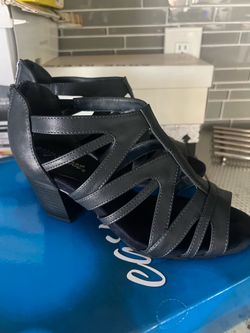 WOMEN  SHOES SIZE 7.5