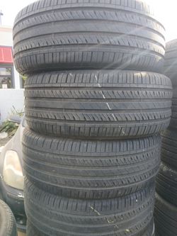 Tengo un set de llantas usadas 215 55 17 de la marca sentury