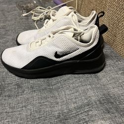 Black And White Nike Air Max Size 9 Woman’s 
