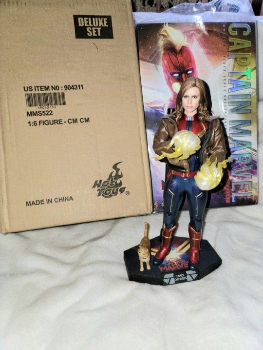 SIDESHOW HOT TOYS CAPTAIN MARVEL CAROL DANVERS 1/6 SCALE FIGURE WITH CAT WITH ACCESSORIES AND BOX 