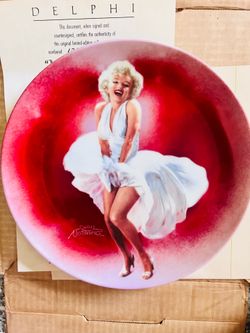 This vintage Delphi collector's plate features a 1990 illustration by Chris Notarile of Marilyn Monroe in her iconic white dress from The Seven Year I
