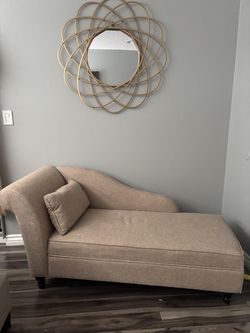 Chaise Lounge (like new)