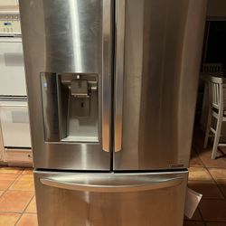 LG Refrigerator Fridge French doors with icemaker and water in the door