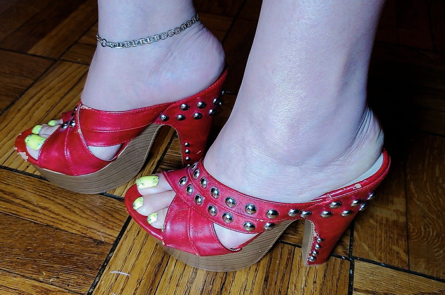 SIZE 8M YOKI HIGH HEELED SHOES RED