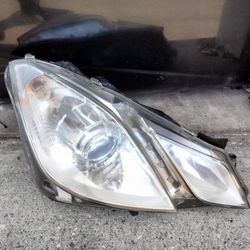 2010-2013 Mercedes E350/550 Coupe Headlight (Right Side) Halogen Bulbs OEM.