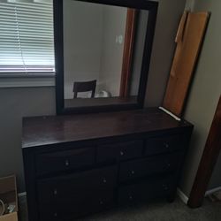 Dresser With Mirror 