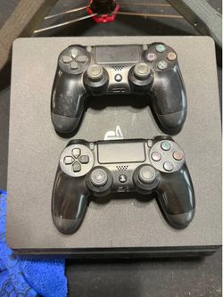 PS4 console with 2 controlers