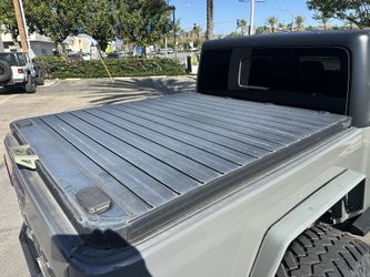 Jeep Gladiator bed cover