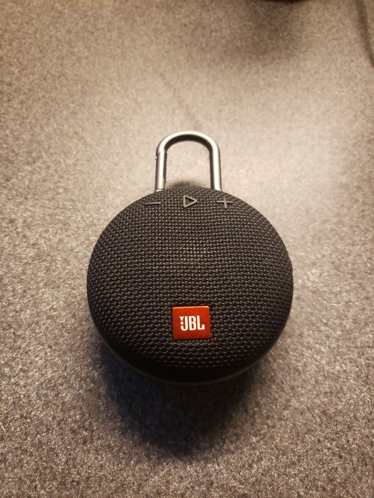 Jbl clip 3 bluetooth speaker in black , excellent condtion , sounds great and its waterproof. $40 firm