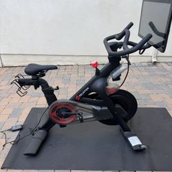 Peloton Bike – Excellent Condition (Barely Used) + Accessories