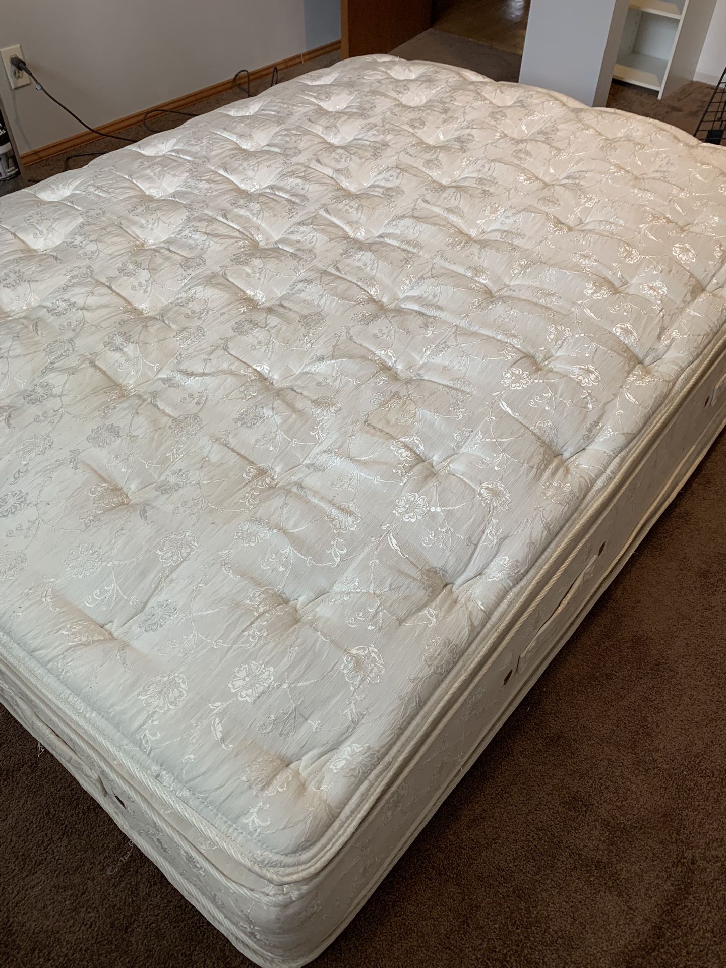 FREE Queen Beautyrest Mattress Pending Pick Up for Sale in WA