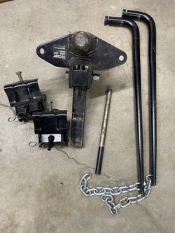 Trailer hitch with stabilizers