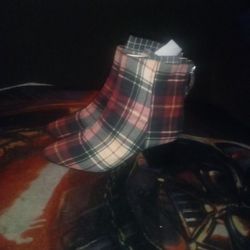 Woman Zip Boots Size 7