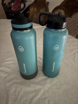 2 Costco Hydro flask Both For $10.00