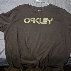 **ALMOST NEW**CAMO OAKLEY TEE