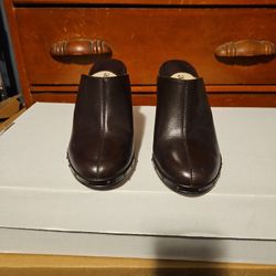 Woman's Shoes a.n.a 6½