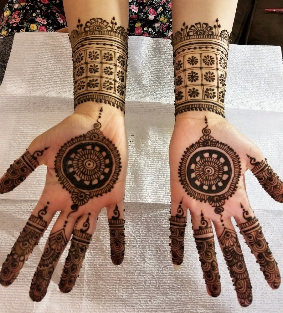 Henna tattooing