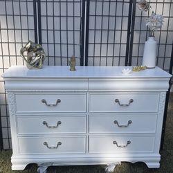 Elegant White Dresser With 8 Drawers 