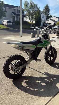 Kids battery powered dirt bike
