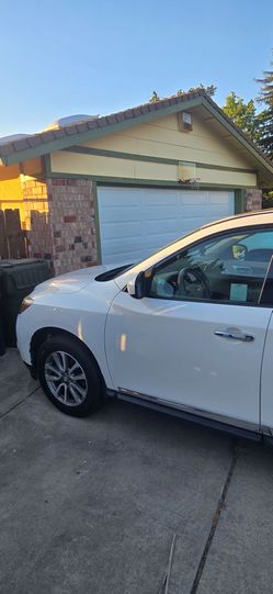 2014, Nissan. Padfinder, SL AWD.