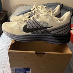Nike Lunar Roam Size 13