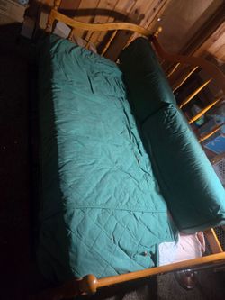 Twin wooden daybed with trundle