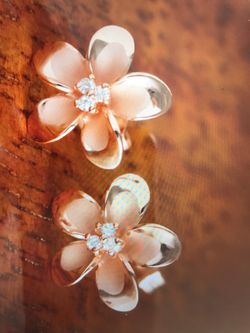 Hawaiian jewelry 12mm plumeria with 3 cz inlaid earring pink gold plated
