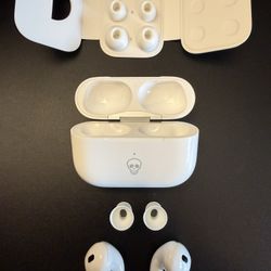 Apple AirPods Pro (2nd Gen) with Lightning Charging Case – Excellent Condition