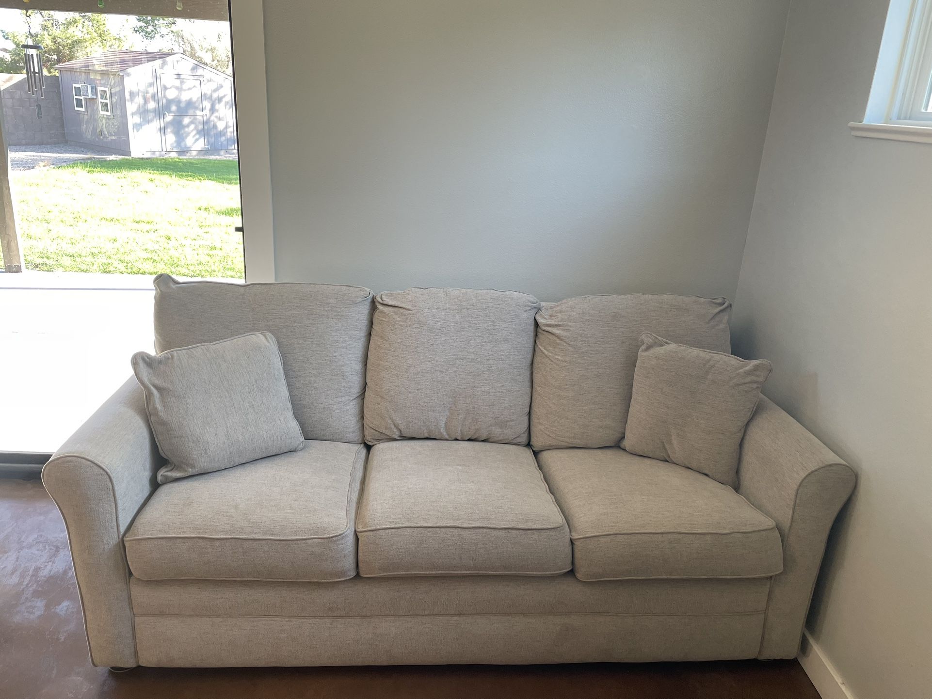 La-Z-Boy Leah Couch / Sofa With Sleeper / Pull Out Mattress