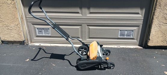 Fiskars Push Lawn Mower