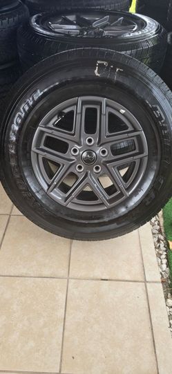 OEM Jeep Wheel & Tire
Size: 245/75R17 only 4
