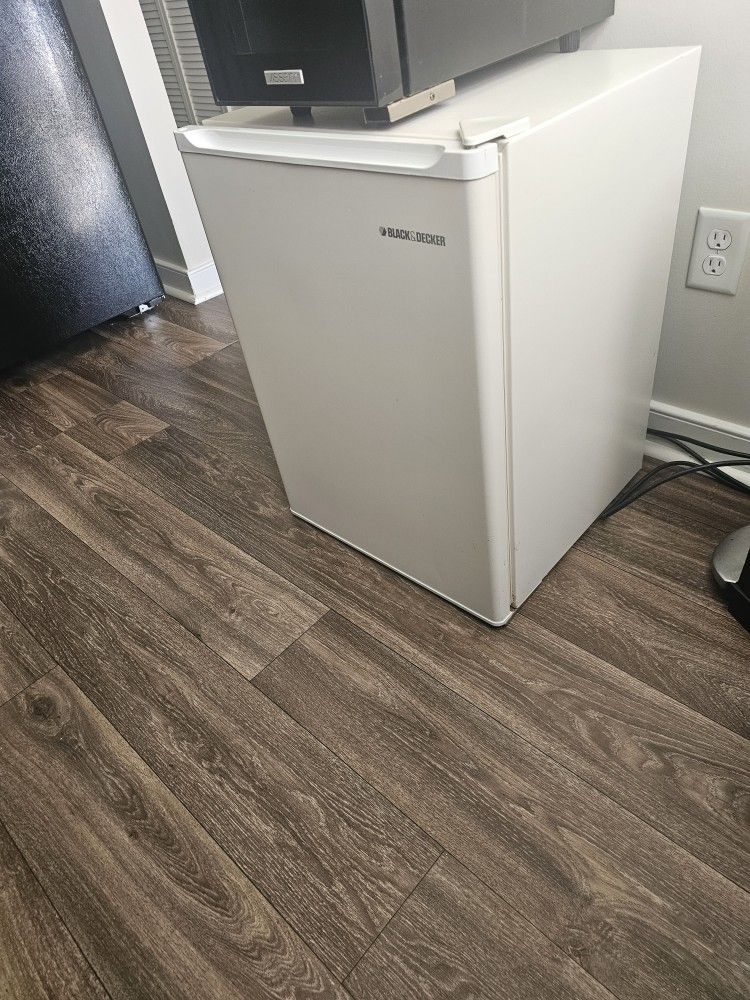 Refrigerator (3.6 cubic, Black&Decker) with freezer, single door, cream color