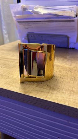 Gold tone bracelet