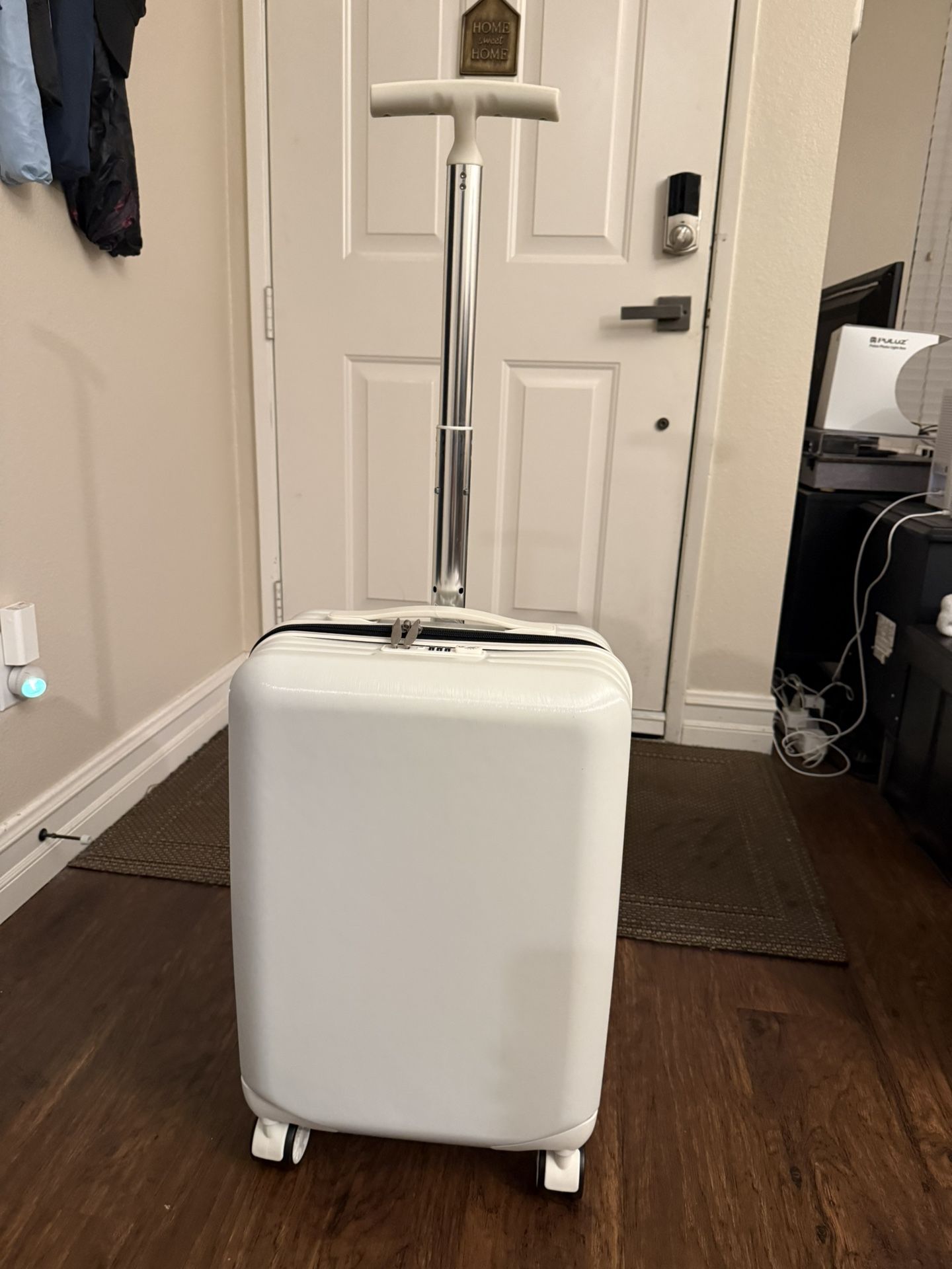 Brand New 20“ Carry On Hardshell Luggage  W/TSA Lock ,Double zippers , Spinner Wheels- White $25 FIRM