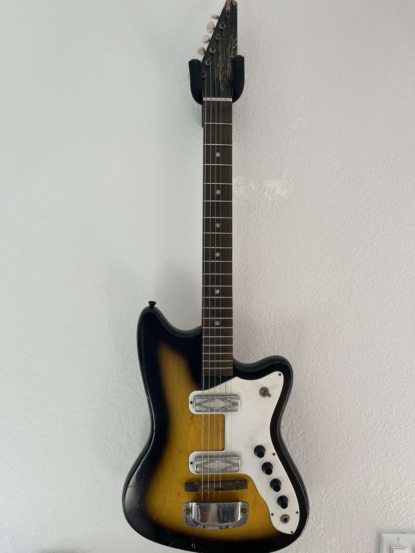 Silvertone 1476 Bobkat Sunburst 1965