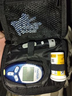 FreeStyle Lite Blood Glucose Meter & Lancing Device w/Case *WITH LANCETS*