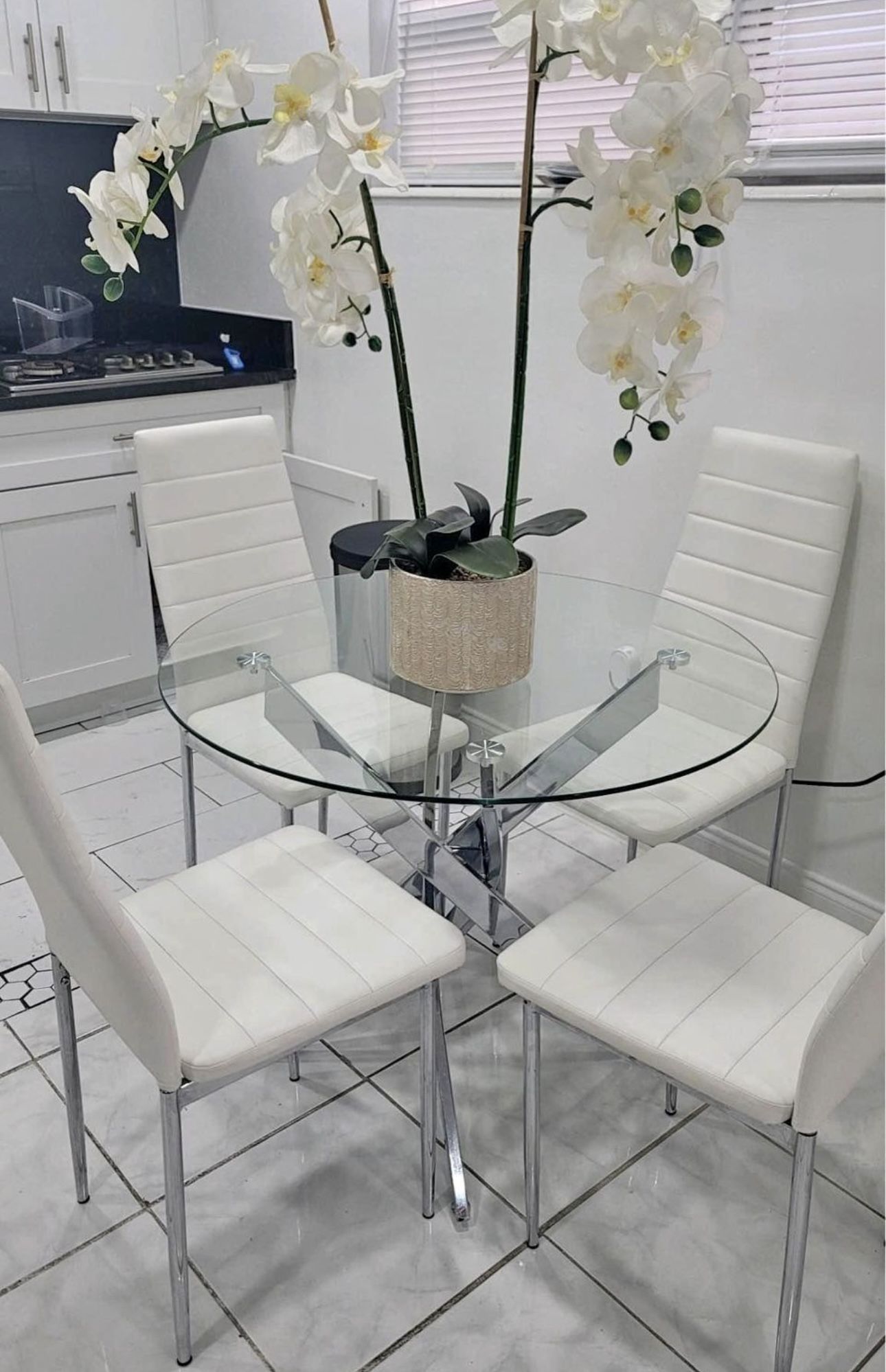 ROUND DINING TABLE W/ GLASS TOP - CHAIRS for sale πͺ