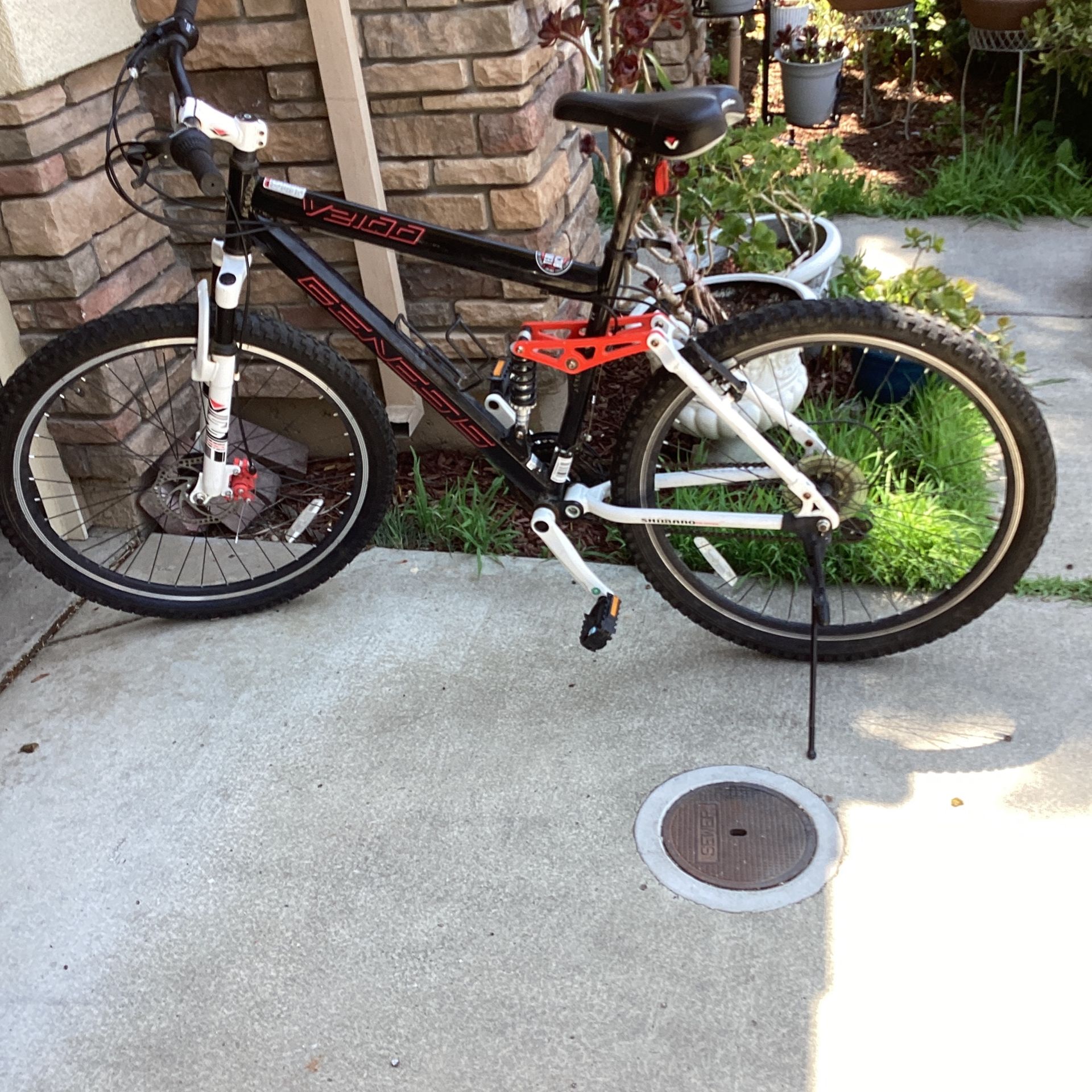 Genesis Mountain Bike Excellent Condition