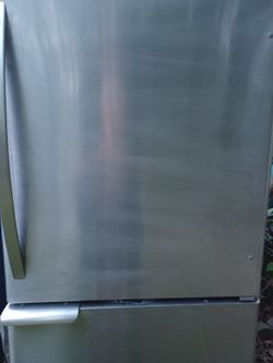 Stainless Refrigerator bottom freezer 30" like New 5 months warranty